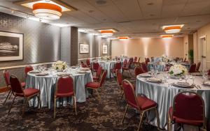 Restaurace v ubytování DoubleTree Suites by Hilton Minneapolis Downtown