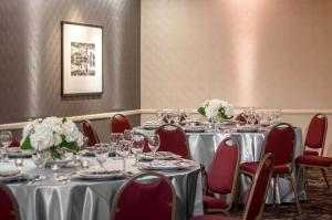 Restaurace v ubytování DoubleTree Suites by Hilton Minneapolis Downtown