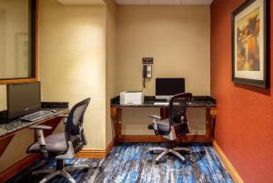 TV a/nebo společenská místnost v ubytování DoubleTree Suites by Hilton Minneapolis Downtown