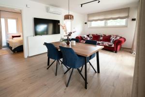 TV in/ali zabaviščno središče v nastanitvi Apartments Kras 24 with Pool