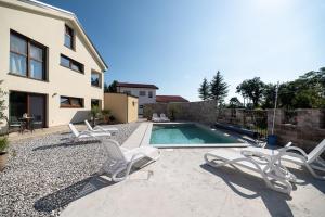 Bazen v nastanitvi oz. blizu nastanitve Apartments Kras 24 with Pool