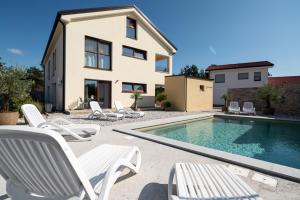 Bazen v nastanitvi oz. blizu nastanitve Apartments Kras 24 with Pool