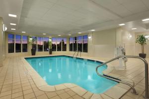 a swimming pool in a hotel room with a large pool at Hilton Garden Inn West Monroe in West Monroe