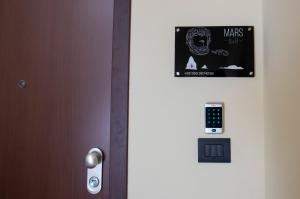 une porte avec une photo d'un crâne dessus dans l'établissement Mars B&B, à Milazzo