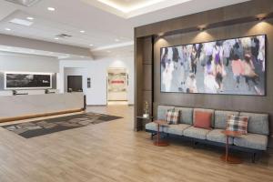um lobby com dois sofás e uma grande pintura na parede em Hampton Inn & Suites Phoenix Downtown em Phoenix