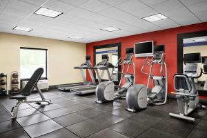 un gimnasio con cintas de correr y equipo cardiovascular en una habitación en Hampton Inn Indianapolis Northwest - Park 100, en Indianápolis