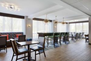 - une salle à manger avec une table et des chaises dans l'établissement Hampton Inn Philadelphia/King of Prussia - Valley Forge, à King of Prussia