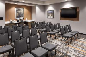 フェニックスにあるHampton Inn & Suites Phoenix Downtownの会議室(椅子、薄型テレビ付)
