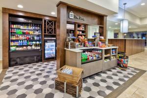 una tienda de comestibles con una barra de bebidas en una tienda en Hilton Garden Inn Minneapolis Maple Grove, en Maple Grove