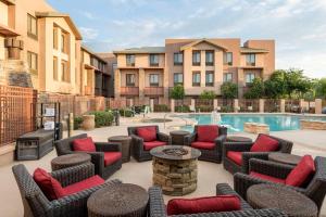 um pátio com cadeiras e mesas e uma piscina em Hilton Garden Inn Scottsdale North/Perimeter Center em Scottsdale