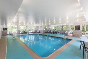 Bazén v ubytování Homewood Suites by Hilton Mount Laurel nebo v jeho okolí