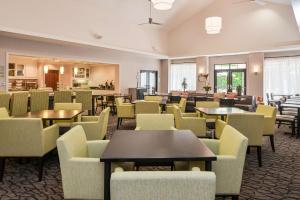un comedor con mesas y sillas y una cafetería en Homewood Suites by Hilton Fresno, en Fresno