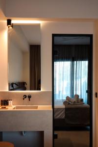 Łóżko lub łóżka w pokoju w obiekcie LAN-GO SIVOTA Luxury Living