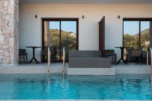 Basen w obiekcie LAN-GO SIVOTA Luxury Living lub w pobliżu