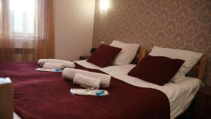 um quarto com 2 camas e toalhas em Old Byurakan Gouest House em Byurakan