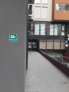 een lege hal van een gebouw met een bord op een muur bij Luxurios Apartment Sarajevo in Sarajevo
