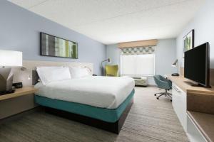 Habitación de hotel con cama y TV de pantalla plana. en Hilton Garden Inn Greenville en Greenville