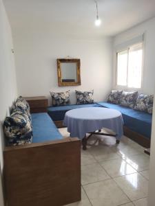 a living room with a couch and a table at Complexe tamuda doha tetouan in Tétouan