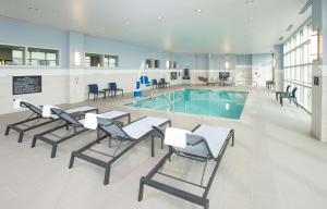 uma piscina com espreguiçadeiras e uma piscina em Hampton Inn & Suites LAX El Segundo em El Segundo
