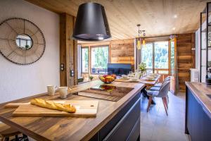 una cocina con una gran isla en una casa de madera en Loft Monte Clusio - OVO Network en La Clusaz