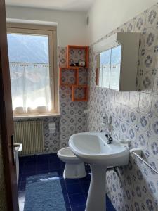 y baño con lavabo y aseo. en Appartamento in villetta sulle dolomiti di Brenta, en Pracorno di Rabbi