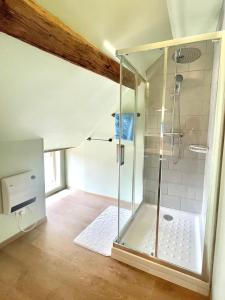 een badkamer met een douche op zolder bij Gîte de la petite charriere in Santenay