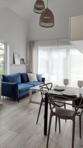 a living room with a blue couch and a table at Morze Wyspa in Gdańsk