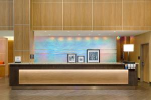 een lobby van een hotel met een groot schilderij aan de muur bij Hampton Inn Times Square Central in New York