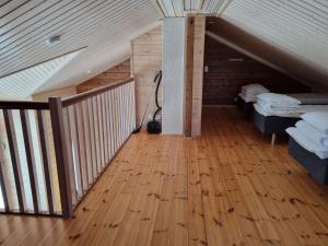 Zimmer im Dachgeschoss mit 2 Betten und einer Treppe in der Unterkunft Villa Tumppu in Muurame