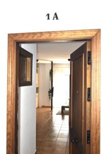 un couloir avec une porte ouverte menant à une chambre dans l'établissement Azahares Apartamento turístico, à El Bosque