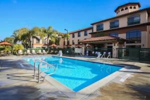 une piscine en face d'un bâtiment dans l'établissement Hampton Inn & Suites Camarillo, à Camarillo