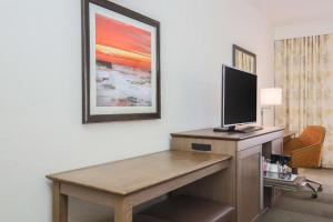 TV a/nebo společenská místnost v ubytování Hampton Inn & Suites Camarillo