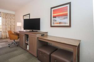 TV a/nebo společenská místnost v ubytování Hampton Inn & Suites Camarillo