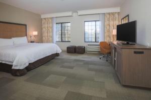 TV a/nebo společenská místnost v ubytování Hampton Inn & Suites Camarillo