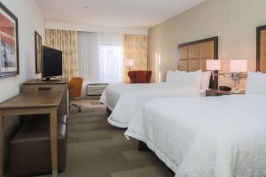 Postel nebo postele na pokoji v ubytování Hampton Inn & Suites Camarillo