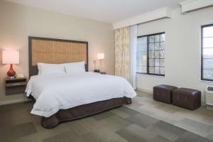 Postel nebo postele na pokoji v ubytování Hampton Inn & Suites Camarillo