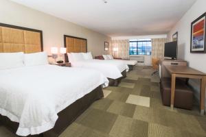 Postel nebo postele na pokoji v ubytování Hampton Inn & Suites Camarillo