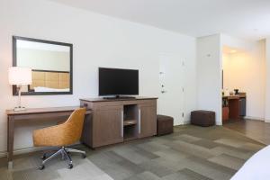 TV a/nebo společenská místnost v ubytování Hampton Inn & Suites Camarillo