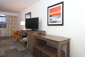 TV a/nebo společenská místnost v ubytování Hampton Inn & Suites Camarillo