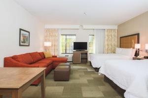 Hampton Inn & Suites Camarillo في كاماريللو: غرفة فندقية بسريرين واريكة