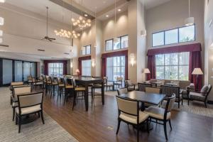 un comedor con mesas, sillas y ventanas en Hampton Inn & Suites San Diego-Poway, en Poway
