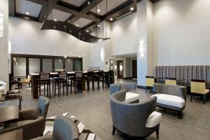 un vestíbulo con sillas y mesas y un comedor en Hampton Inn & Suites Bellevue Downtown/Seattle en Bellevue