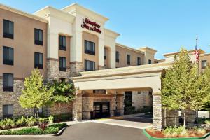 une représentation de l'avant d'un hôtel dans l'établissement Hampton Inn & Suites West Sacramento, à West Sacramento