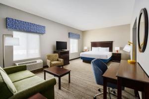 een hotelkamer met een bed en een bureau bij Hampton Inn & Suites West Sacramento in West Sacramento