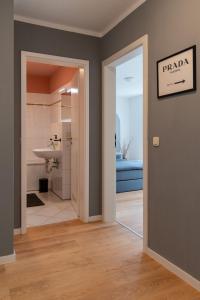 a hallway with a bathroom with a sink and a mirror at Studio THREE / Wifi / Netflix / 3 getrennte Betten in Chemnitz