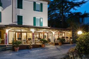 un negozio di fronte a un edificio di notte di Hotel Ristorante Il Caminetto a Diano Marina