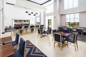 un comedor con mesas, sillas y ventanas en Hampton Inn & Suites Thousand Oaks en Thousand Oaks