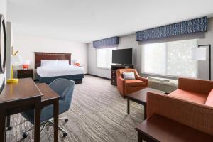Habitación de hotel con cama y escritorio en Hampton Inn & Suites Thousand Oaks, en Thousand Oaks