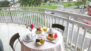 a table with a plate of fruit on a balcony at Laf Hotel in Registro