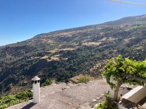 卡皮萊拉的住宿－Casa Tradicional Alpujarreña，从山顶上欣赏美景